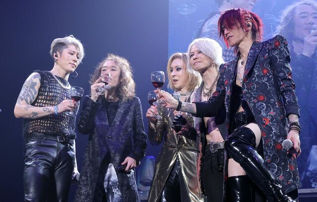 THE LAST ROCKSTARSの日米ツアー東京公演にPATAがサプライズ登場 YOSHIKIが涙声「集まってよかったなって…」